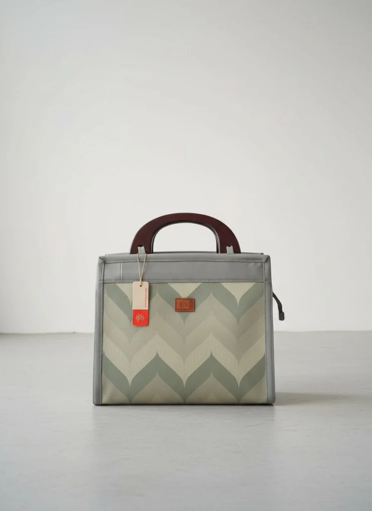 Printed Wooden Handle Handbag with 3 Inner Compartments